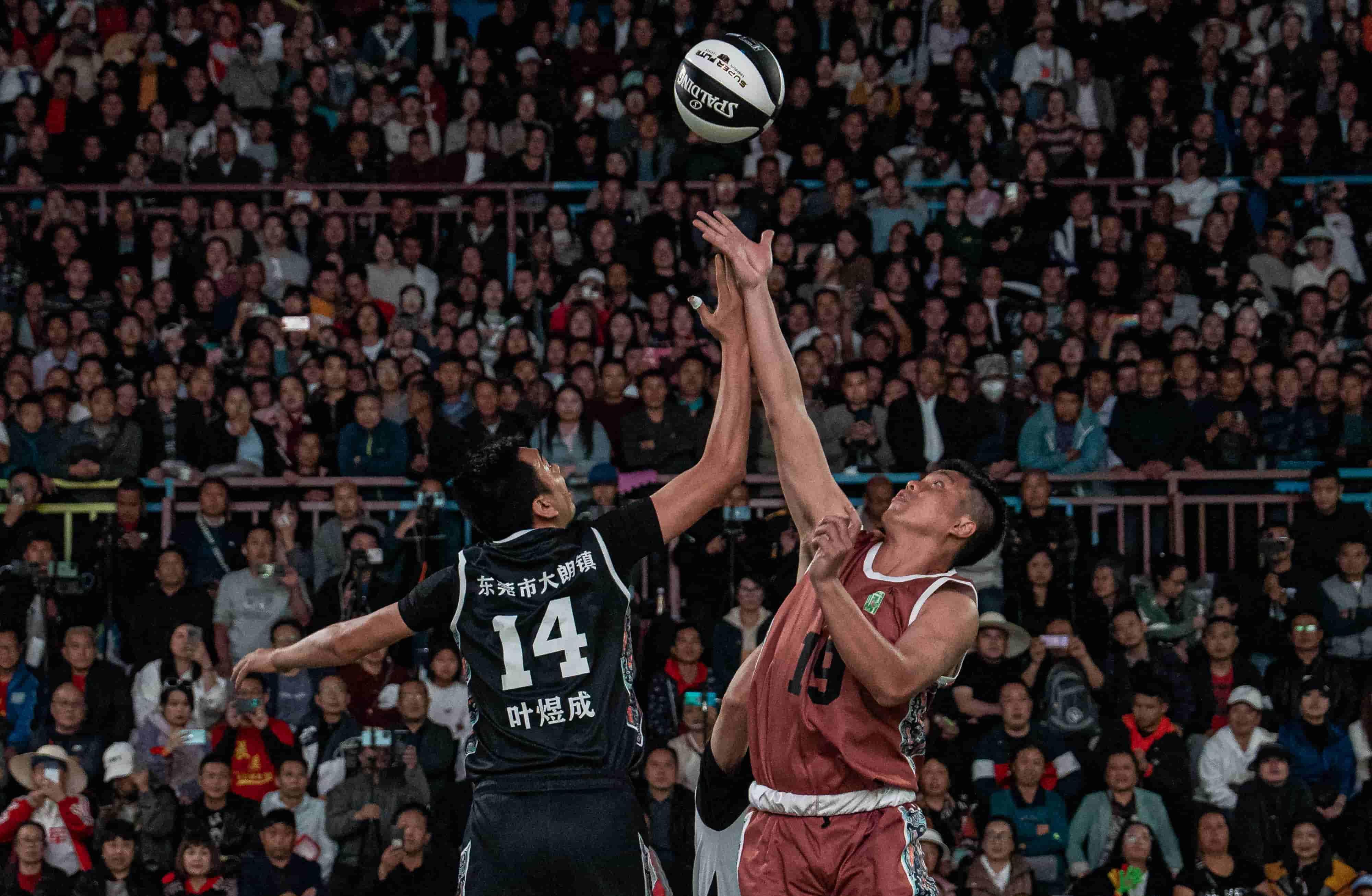 NBA最新战报，巷弄深处的篮球氛围与特色小店探索