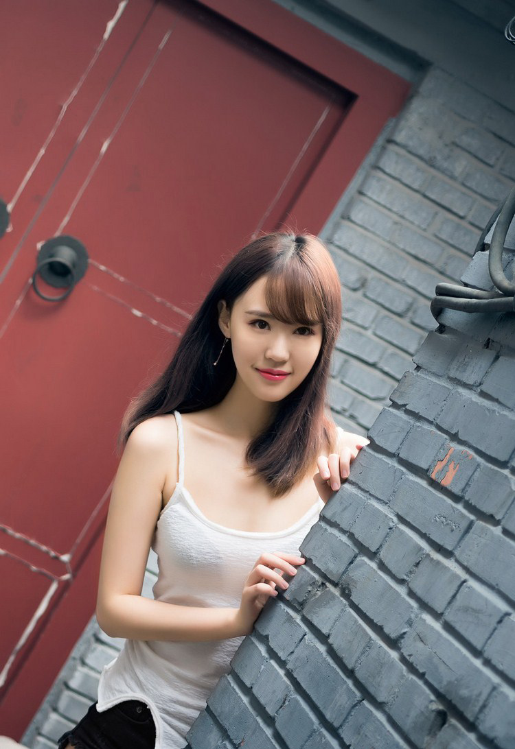 小巷深处的美女写真独家呈现